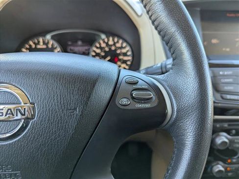 Used 2017 Nissan Pathfinder SV image 14