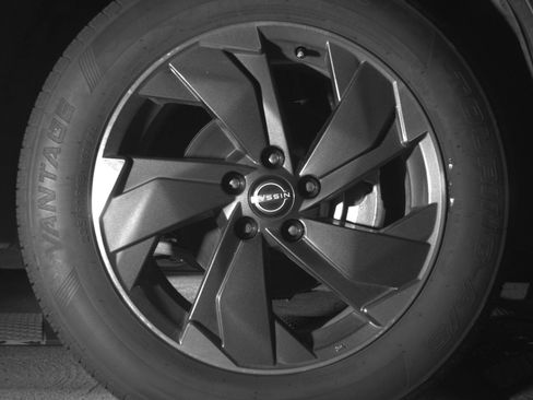 Used 2025 Nissan Rogue SV AWD/4WD image 13