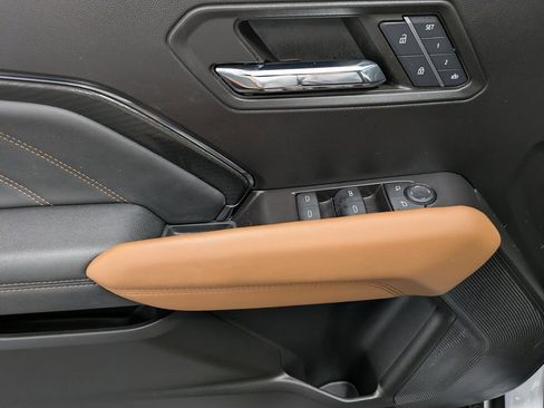 Used 2024 GMC Canyon AT4 w/ AT4 Premium Package image 9