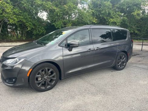 Used 2019 Chrysler Pacifica Limited w/ Advanced Safetytec Group FWD image 3