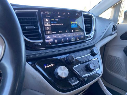 Certified 2023 Chrysler Pacifica Limited image 16