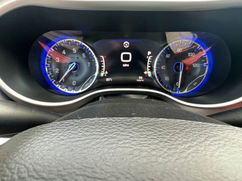 Used 2022 Chrysler Pacifica Touring-L image 18