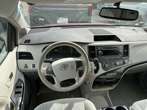Used 2011 Toyota Sienna LE w/ Towing Pkg image 10