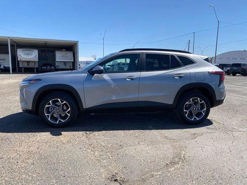 Used 2025 Chevrolet Trax LT FWD image 3
