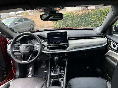 Used 2025 Jeep Compass Limited image 34