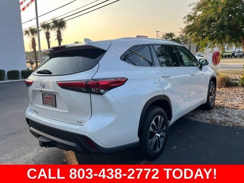 Used 2020 Toyota Highlander XLE FWD image 3