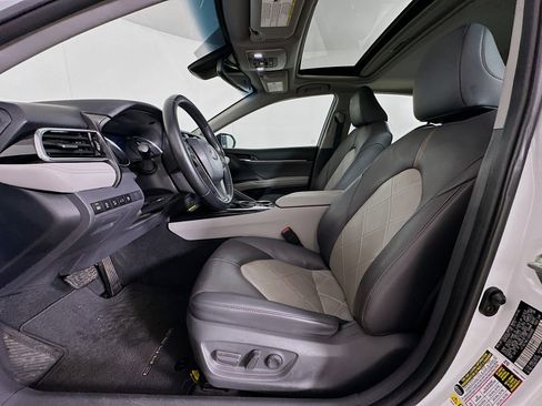 Used 2018 Toyota Camry XLE image 13