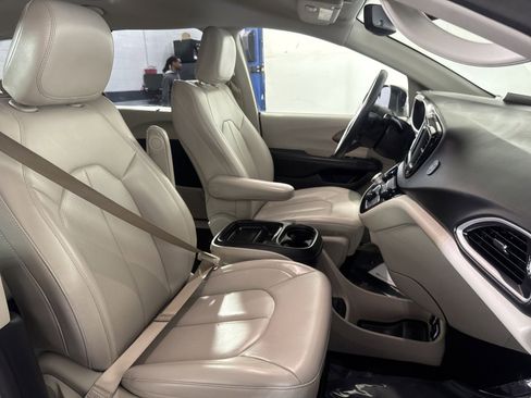 Used 2021 Chrysler Voyager Lxi image 28