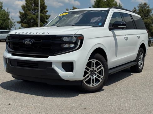 Used 2025 Ford Expedition Active AWD/4WD image 4