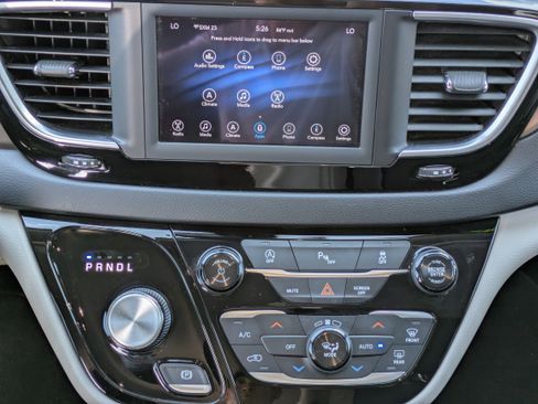 Used 2018 Chrysler Pacifica Touring Plus w/ Tire & Wheel Group FWD image 17