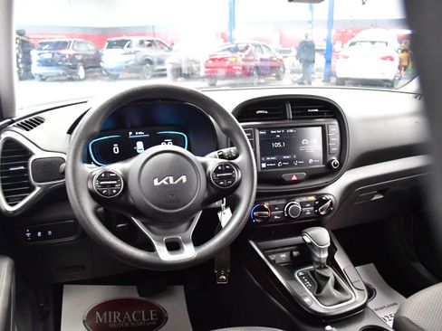Used 2025 Kia Soul LX w/ LX Technology Package FWD image 9