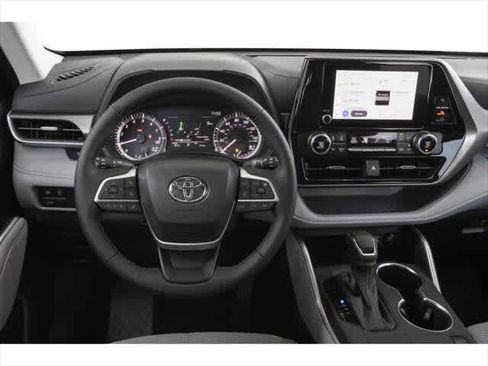 Used 2025 Toyota Highlander LE FWD image 4
