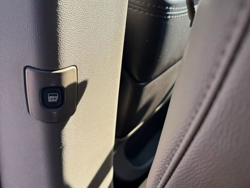 Used 2015 Chrysler Town & Country Touring-L w/ Driver Convenience Group image 33