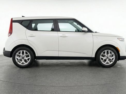 Used 2025 Kia Soul LX w/ LX Technology Package FWD image 11