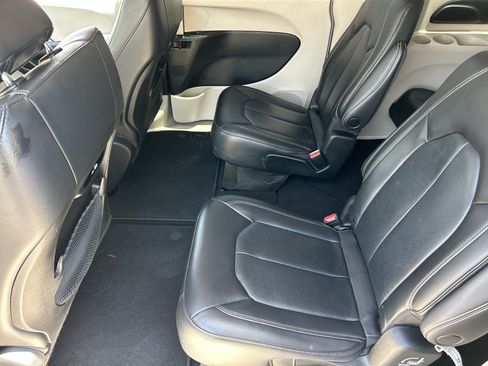 Used 2022 Chrysler Pacifica Touring-L FWD image 15