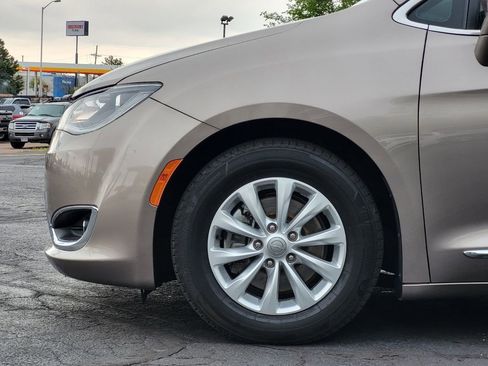 Used 2017 Chrysler Pacifica Touring-L FWD image 11