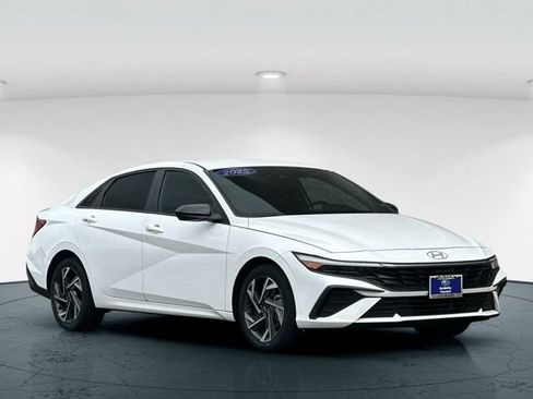 Used 2025 Hyundai Elantra SEL FWD image 8