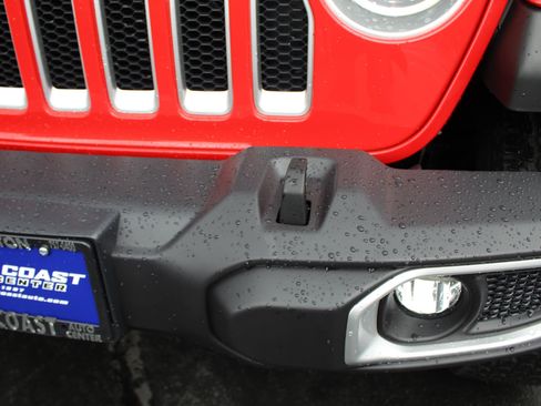 Used 2018 Jeep Wrangler Unlimited Sahara w/ Uconnect 4C Nav & Sound Group AWD/4WD image 17