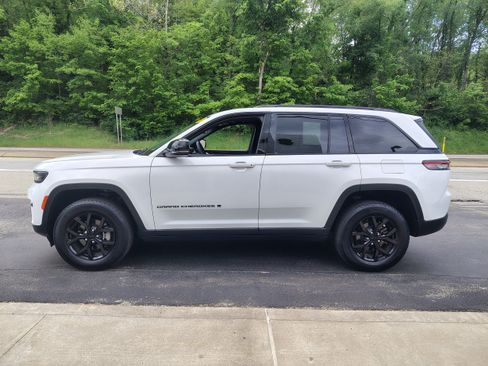 Certified 2024 Jeep Grand Cherokee Altitude AWD/4WD image 6