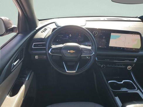 Used 2025 Chevrolet Traverse LT image 23