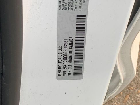 Used 2025 Chrysler Pacifica Select image 10