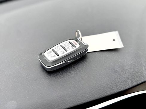 Used 2022 Chrysler Voyager LX FWD image 18