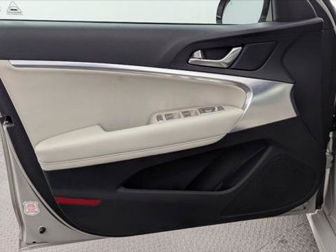 Used 2025 Genesis G70 2.5T RWD image 13