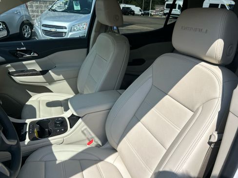 Used 2023 GMC Acadia Denali w/ Denali Ultimate Package AWD/4WD image 15