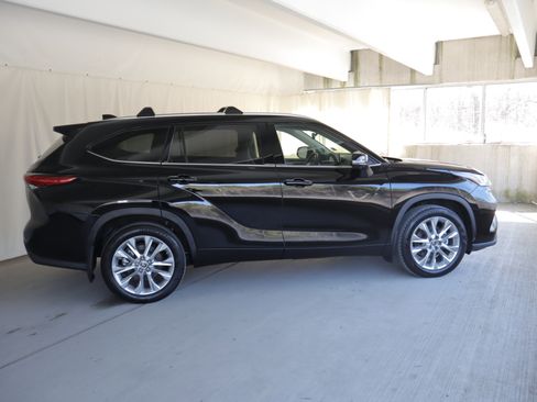 Used 2023 Toyota Highlander Limited image 6