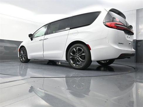 New 2026 Chrysler Pacifica Select image 21