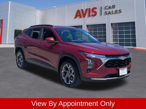 Used 2025 Chevrolet Trax LT w/ LT Convenience Package FWD image 3