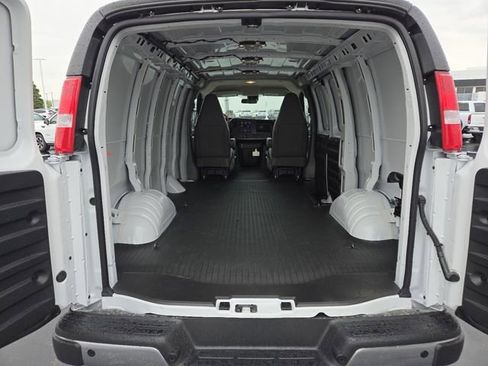 New 2026 GMC Savana 3500 RWD image 17
