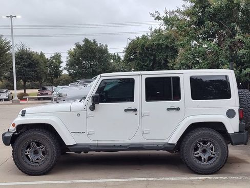 Used 2014 Jeep Wrangler Unlimited Sahara AWD/4WD image 4