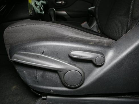 Used 2019 Jeep Cherokee Latitude w/ Cold Weather Group image 36