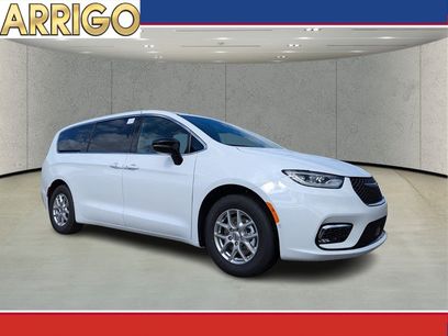 New 2025 Chrysler Pacifica Select w/ Uconnect Theater Family Group