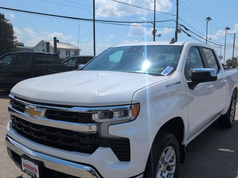 Used 2023 Chevrolet Silverado 1500 LT AWD/4WD image 2
