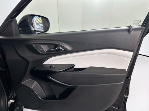 Used 2025 Chevrolet Trax LT w/ LPO, Blackout Package FWD image 31
