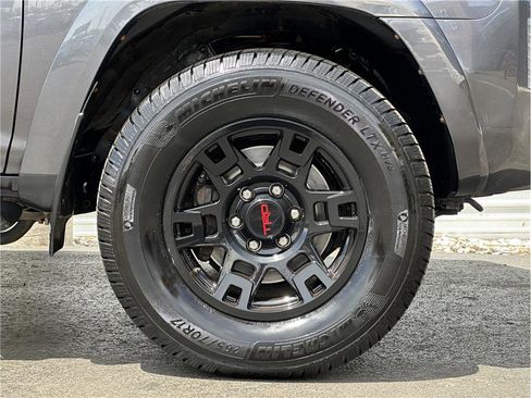 Used 2018 Toyota 4Runner TRD Off-Road Premium AWD/4WD image 30
