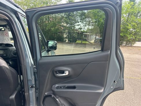 Used 2017 Jeep Renegade Altitude w/ Advanced Technology Group AWD/4WD image 16