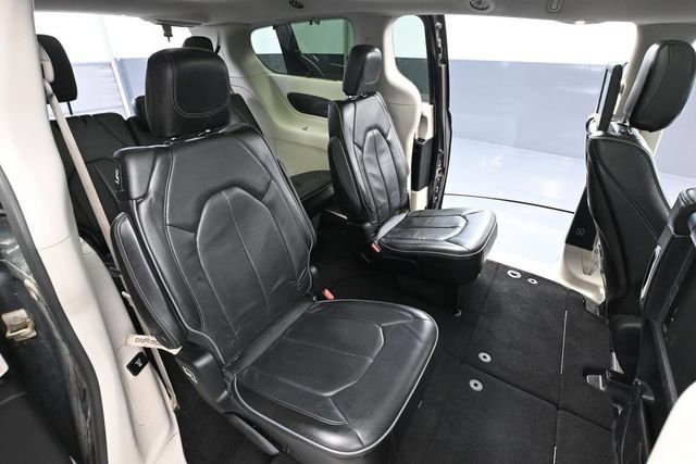 Used 2018 Chrysler Pacifica Limited FWD image 40