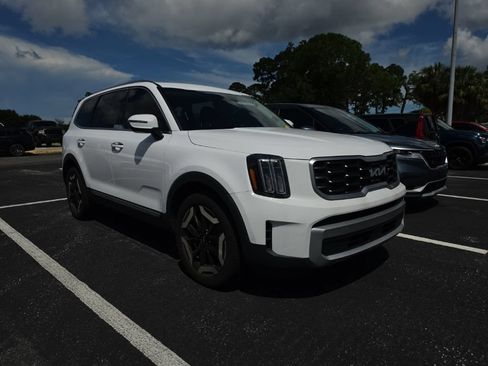 Certified 2024 Kia Telluride S FWD image 3