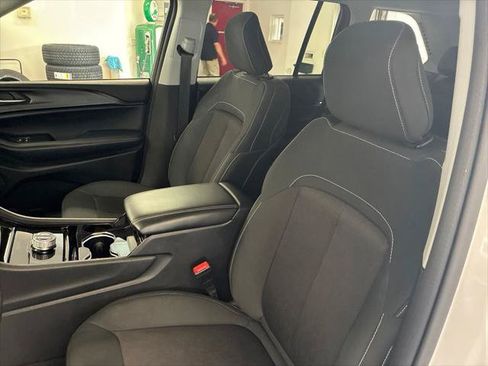 Certified 2023 Jeep Grand Cherokee Laredo w/ Luxury Tech Group I AWD/4WD image 13