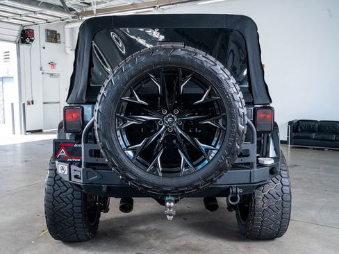 Used 2014 Jeep Wrangler Unlimited Rubicon w/ Connectivity Group image 7