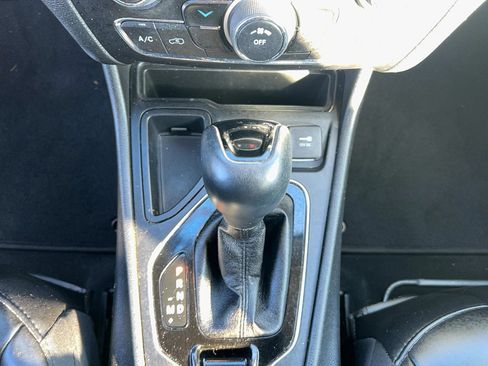 Used 2020 Jeep Cherokee Latitude Plus image 19