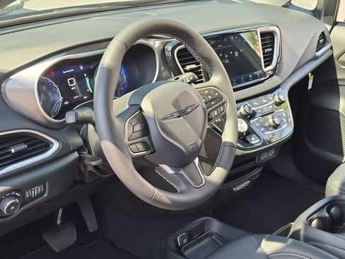 Used 2025 Chrysler Pacifica Select FWD image 15