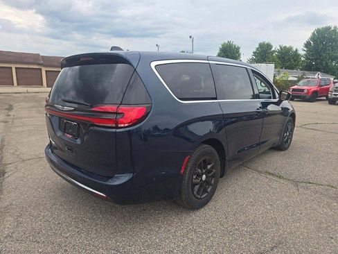 Used 2024 Chrysler Pacifica Touring-L FWD image 4