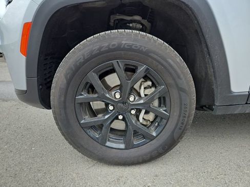 Used 2024 Jeep Grand Cherokee L Laredo AWD/4WD image 9