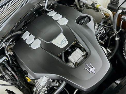 Used 2019 Maserati Levante GranSport AWD/4WD image 32