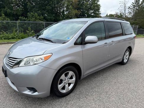 Used 2017 Toyota Sienna LE FWD image 32