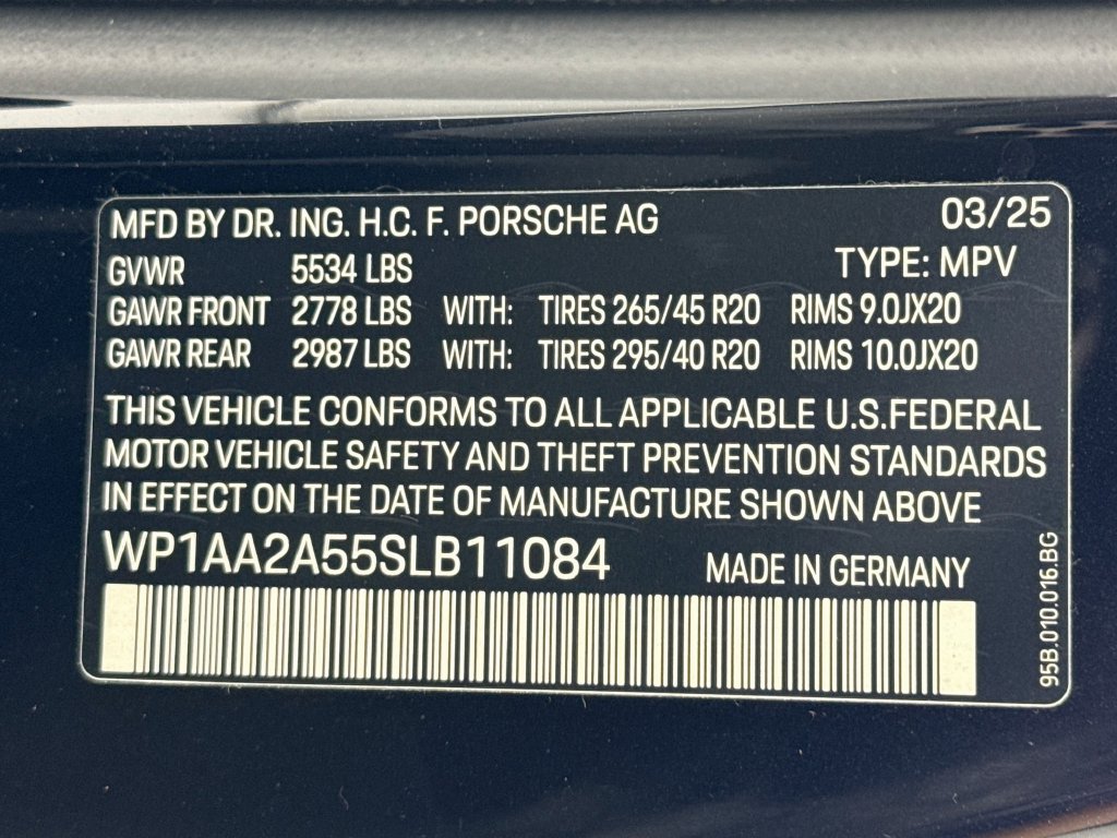 Certified 2025 Porsche Macan AWD/4WD image 34